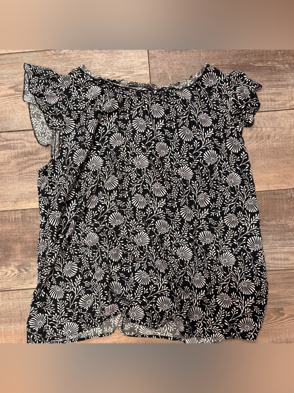 BloomChic size 18-20 women’s Black and White Floral Ruffle Sleeve Blouse